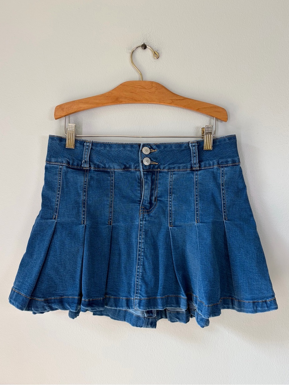 Y2K Early 2000s Hot Kiss Mid Rise Pleated Denim Mini Skirt Flirty